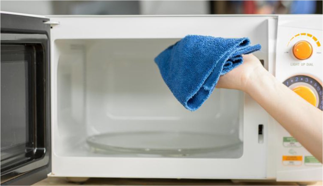 How to Deodorize a Smelly Microwave Oven 